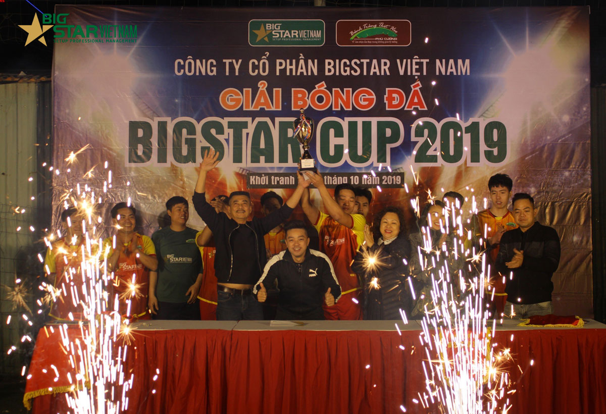 ban lãnh đạo công ty cổ phần Bigstarvietnam trao cúp cho đội đạt cúp vô địch