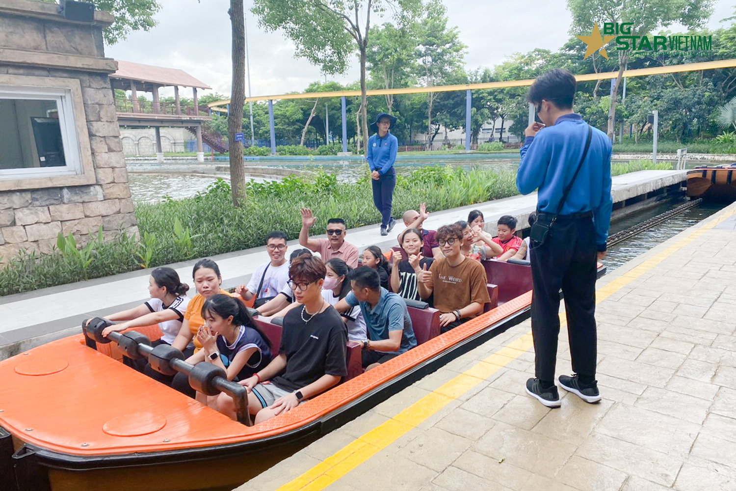 Nhóm tTrải nghiệm tại Công viên nước Typhoon Water Park